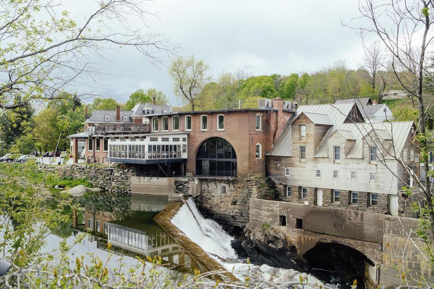 Quechee Gorge In Vermont | Hiking Quechee Gorge in the Quechee State Park + things to do, hotels, dining, the Quechee Gorge bridge, and more