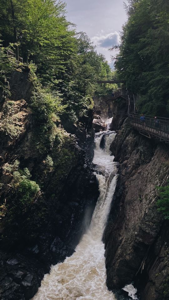 Quechee Gorge In Vermont | Hiking Quechee Gorge in the Quechee State Park + things to do, hotels, dining, the Quechee Gorge bridge, and more